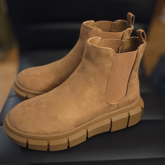BP Niya Lug Sole Chelsea Boot in Camel Suede, Sz 5.0 - Picture 2 of 9